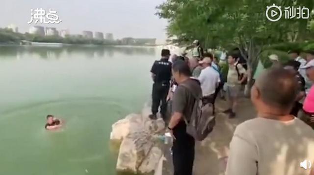 玉渊潭公园|工作人员劝阻游客反被推下水 围观者竟鼓掌欢呼 玉渊潭回应称肇事老人趁乱跑了 网友：坏人变老了