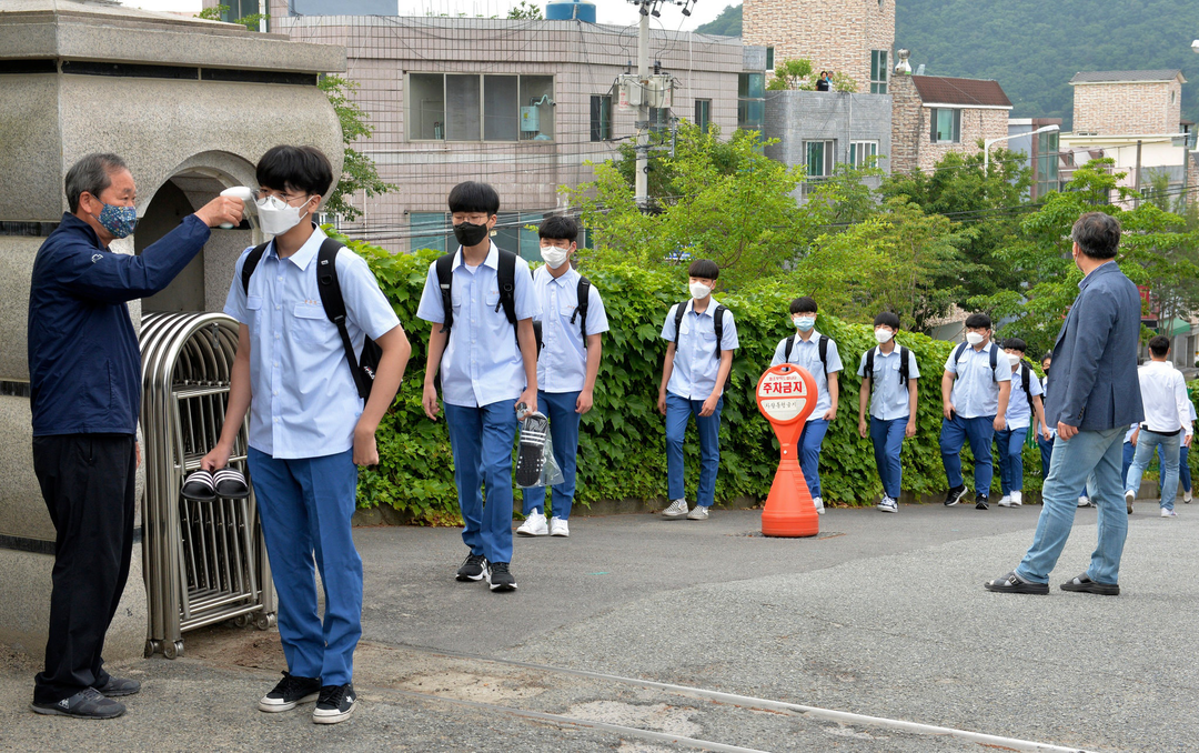 疫情|今日疫情汇总:英国开学推迟至9月,美国19州病例仍在增长