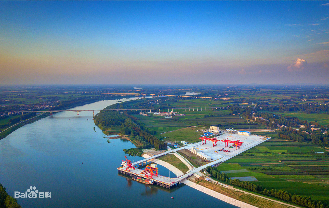 汉江上第一个可装卸集装箱的码头仙桃港