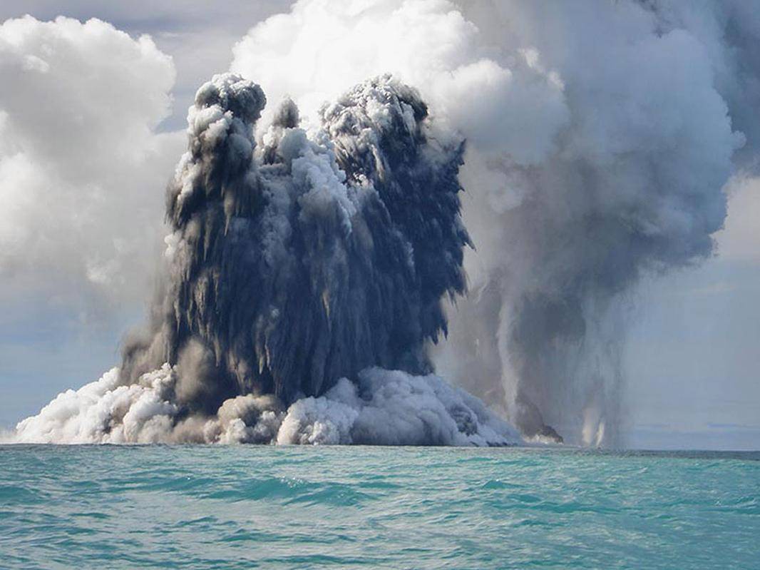 尤其是深海区域,由于海水的阻隔,使得人们很难发现海底火山的爆发,而
