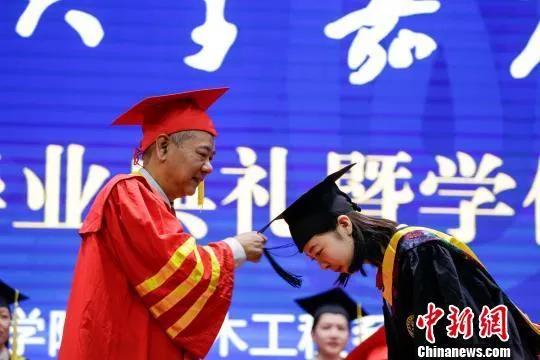 毕业晚会|化学元素毕业照、自助毕业典礼……今年，他们这样毕业