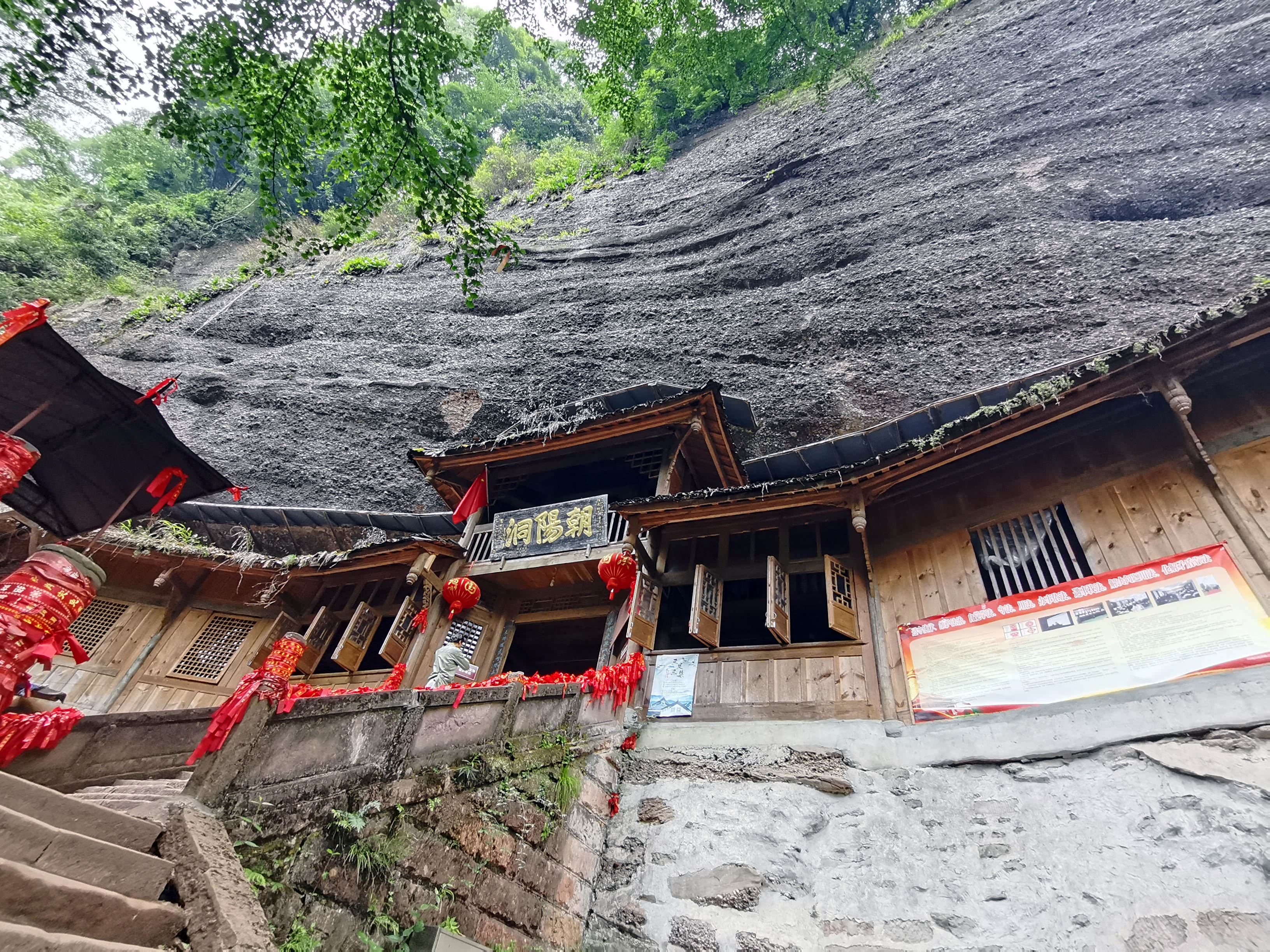朝阳洞爬陡坡,历幽径,青城山最高峰"老君阁"已然在望,振奋代替了疲惫