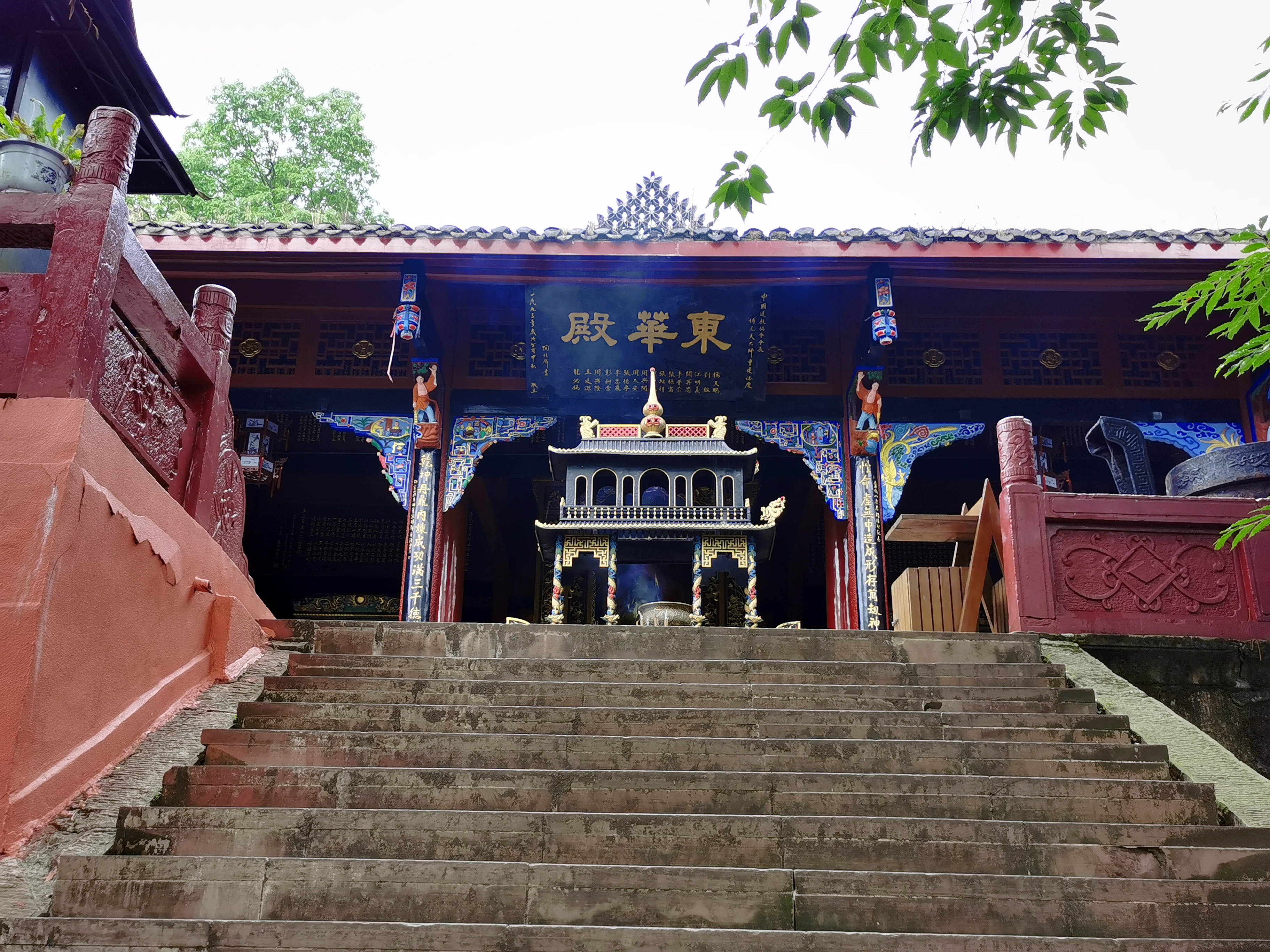 东华殿东华殿后登顶,老君阁雄踞青城第一峰.