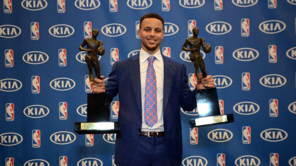 16年库里拿到全票mvp总决赛却被欧文打爆欧文场均能得多少分