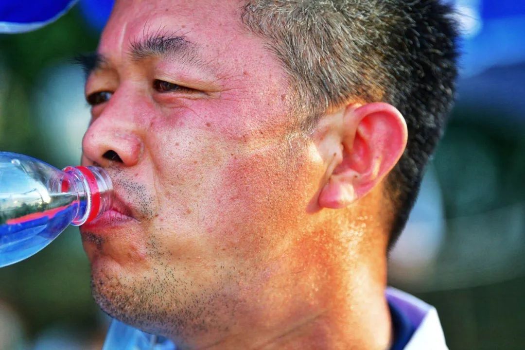 |高温下的核酸检测现场，这一幕幕让人心疼