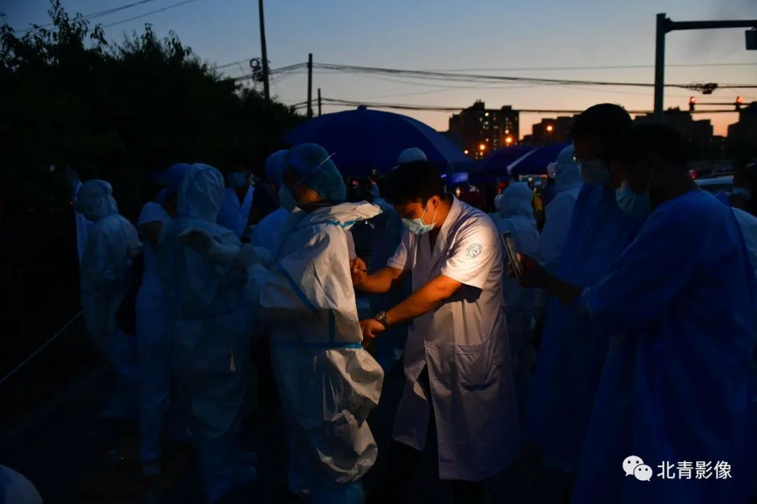 |高温下的核酸检测现场，这一幕幕让人心疼