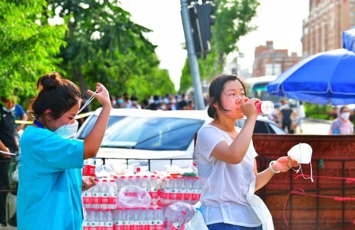 |高温下的核酸检测现场，这一幕幕让人心疼