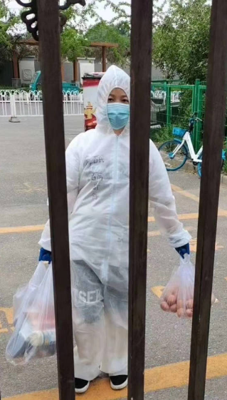 |身穿“我是湖北人,我为北京加油”防护服,为高风险小区送菜的她火了