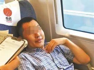 |飞机上脱鞋把脚放桌板上，只能忍着？