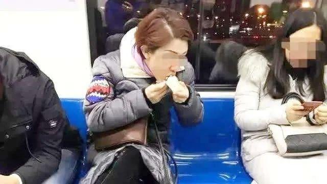 |飞机上脱鞋把脚放桌板上，只能忍着？