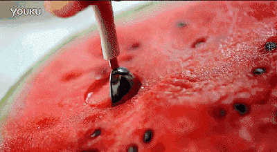 西瓜皮|「健康」西瓜别再用勺子挖着吃了……
