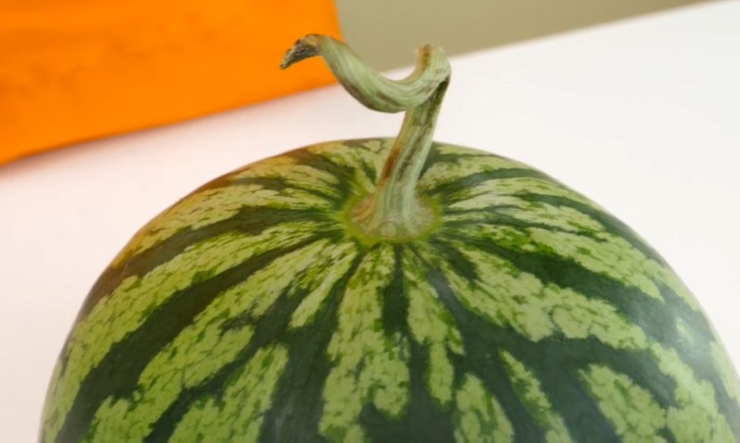 西瓜皮|「健康」西瓜别再用勺子挖着吃了……