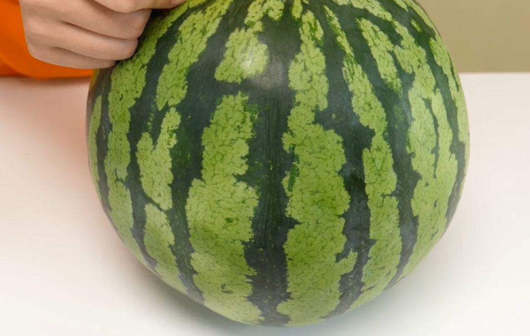 西瓜皮|「健康」西瓜别再用勺子挖着吃了……