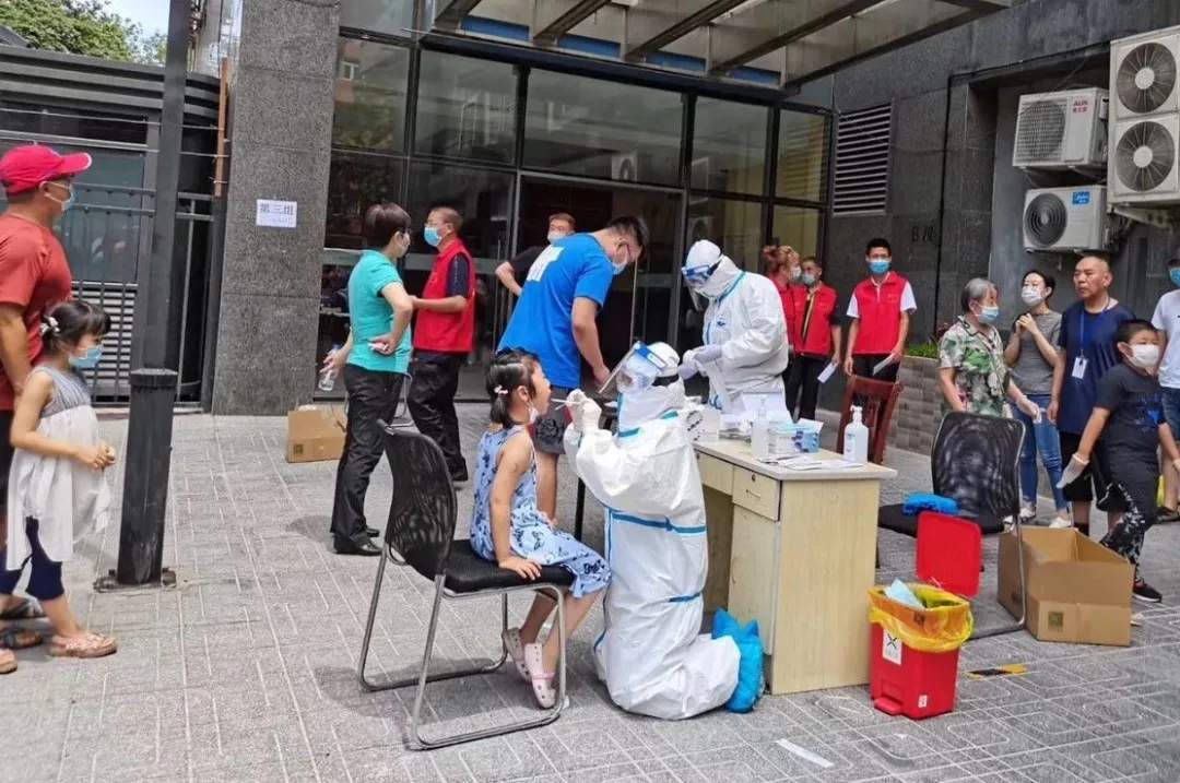 社会|这张照片火了！90后女医生跪地为小朋友采样