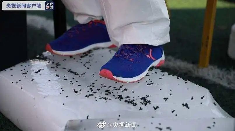 防护服|看到医务人员的这一幕，让人心里舒服多了