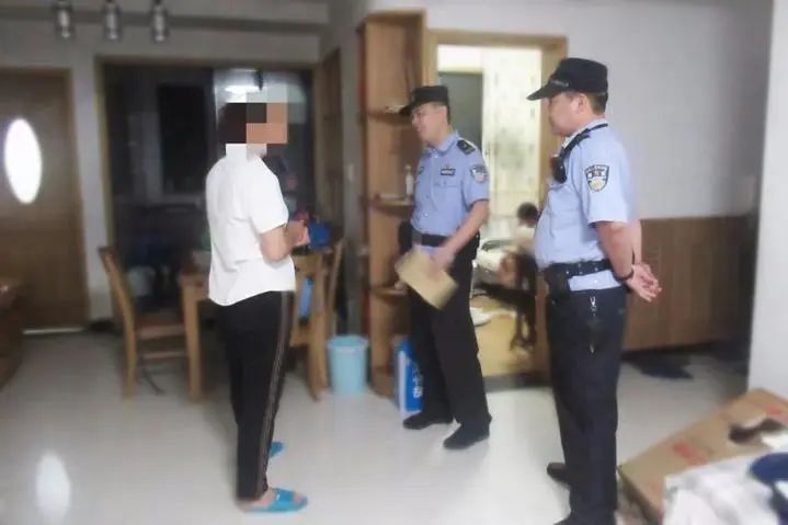 育儿|12岁女孩深夜哭着报警：妈妈不让我睡觉