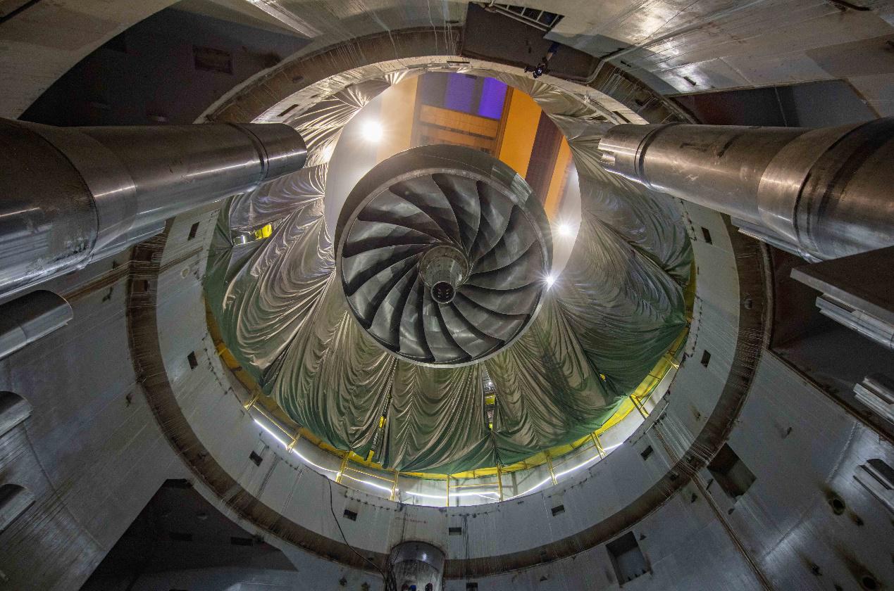 新能源|全球首台百万千瓦水电机组转轮完成吊装