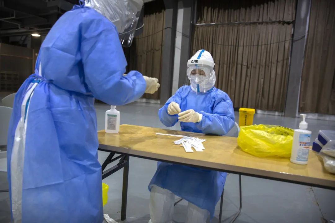 |美联社记者真去新发地拍照了 然后就被拉去做核酸检测了
