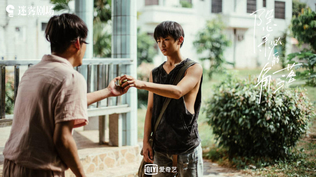 张东升|二刷《隐秘的角落》②丨三个孩子一台戏，教育该扮演什么角色？