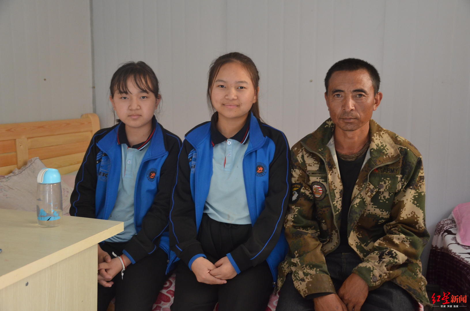 社会|残疾姐妹的上学路：父亲曾是放羊娃，坚持送她们读书，从小学背进初中