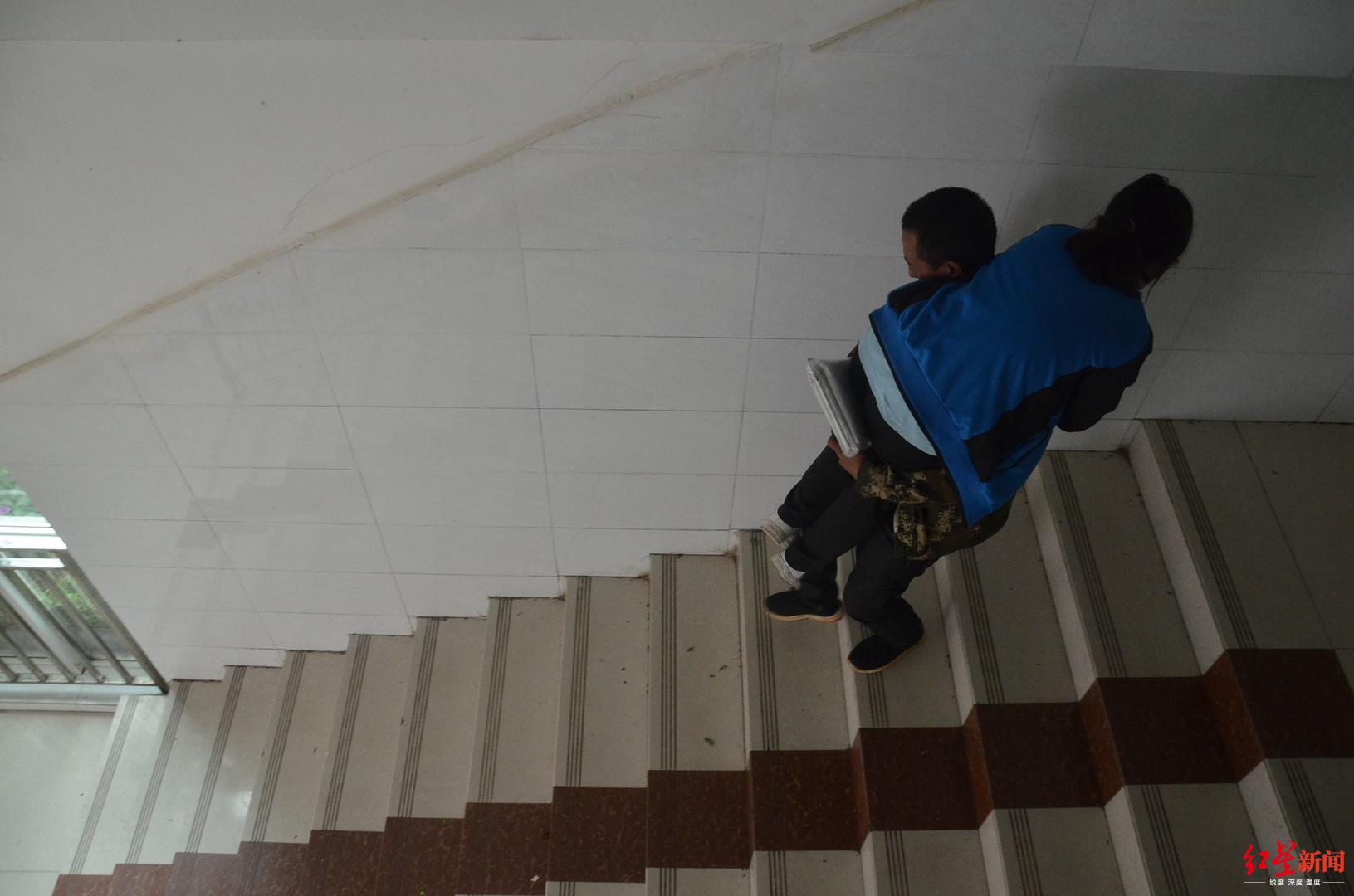 社会|残疾姐妹的上学路：父亲曾是放羊娃，坚持送她们读书，从小学背进初中