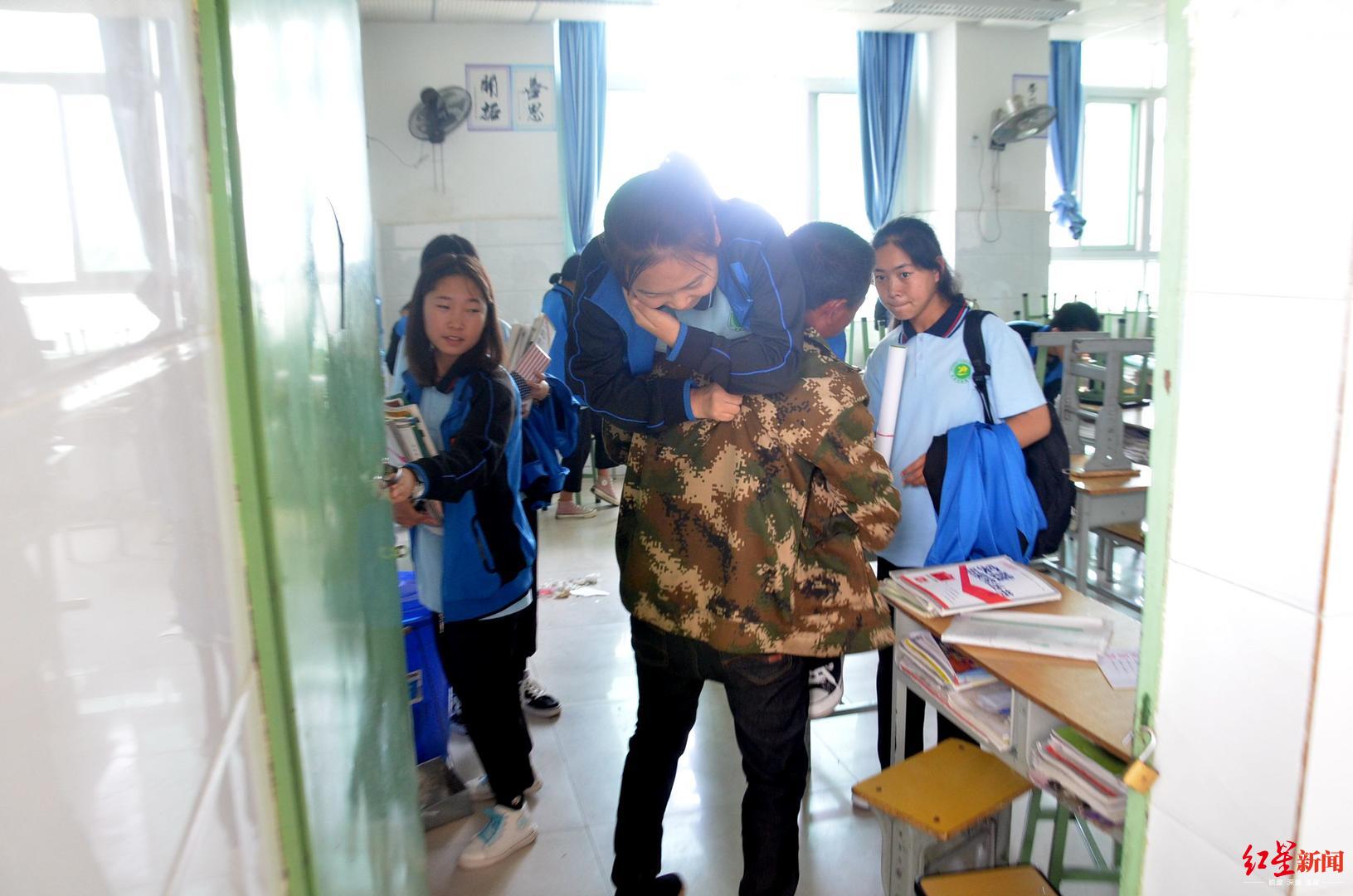 社会|残疾姐妹的上学路：父亲曾是放羊娃，坚持送她们读书，从小学背进初中