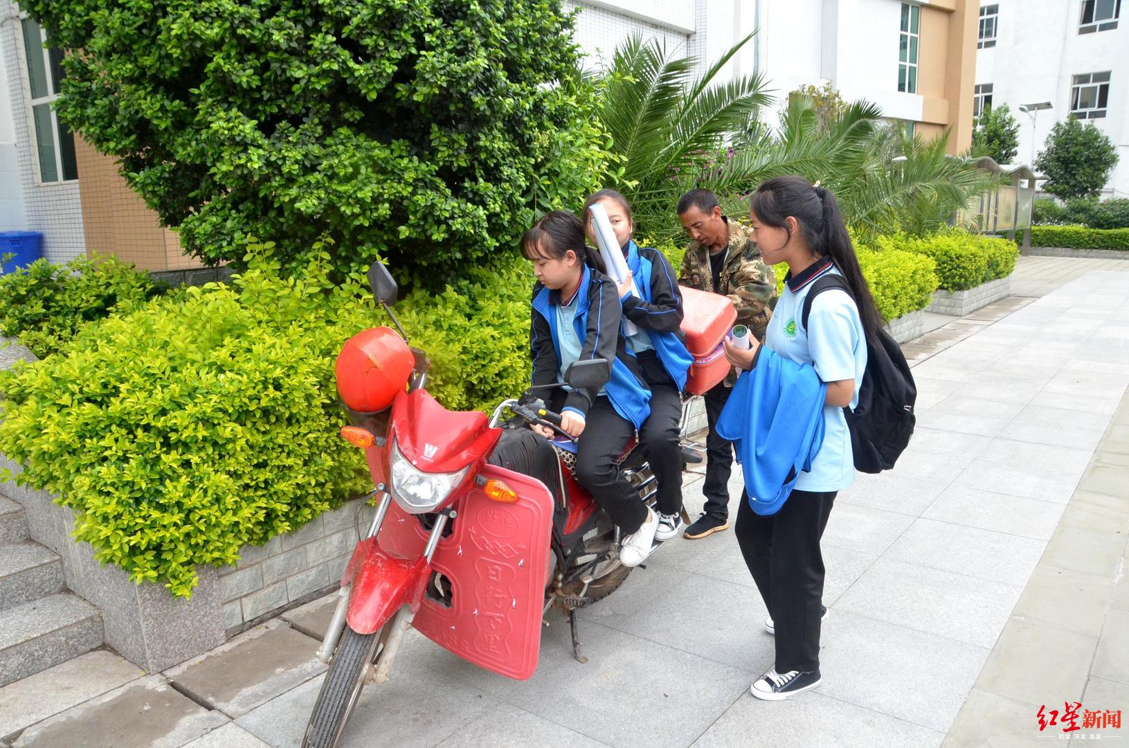 社会|残疾姐妹的上学路：父亲曾是放羊娃，坚持送她们读书，从小学背进初中