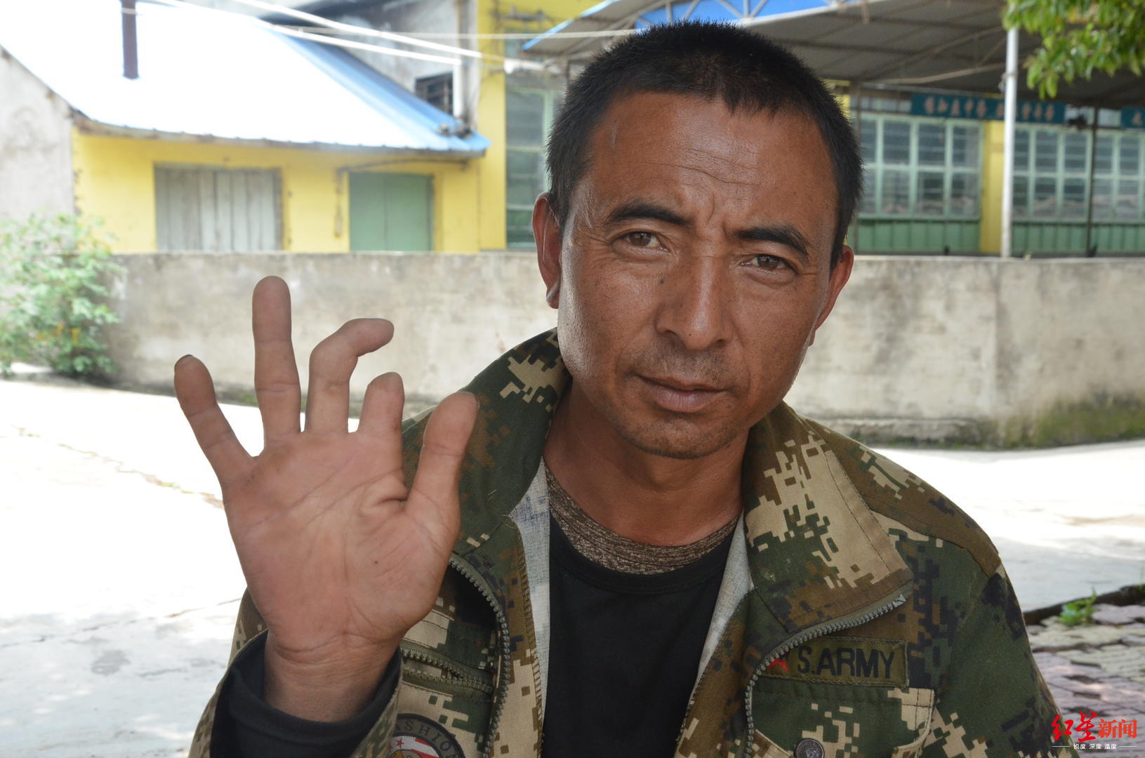 社会|残疾姐妹的上学路：父亲曾是放羊娃，坚持送她们读书，从小学背进初中