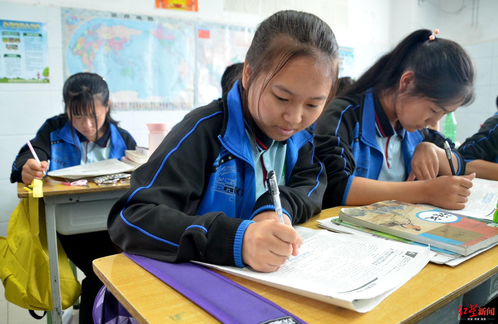 社会|残疾姐妹的上学路：父亲曾是放羊娃，坚持送她们读书，从小学背进初中