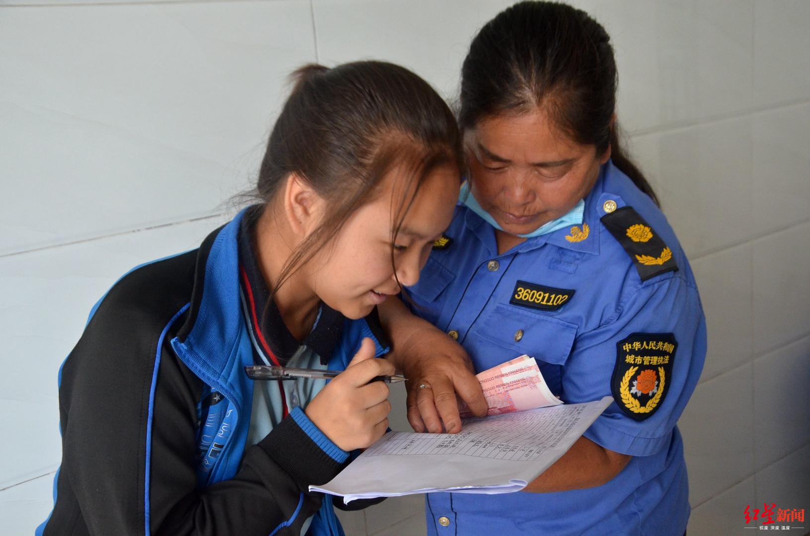 社会|残疾姐妹的上学路：父亲曾是放羊娃，坚持送她们读书，从小学背进初中