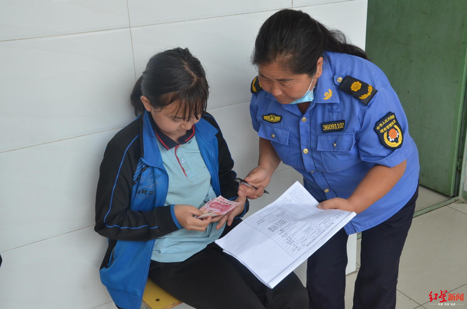 社会|残疾姐妹的上学路：父亲曾是放羊娃，坚持送她们读书，从小学背进初中