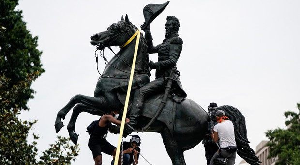 环球时报|特朗普签署行政令后，美警方逮捕破坏白宫外雕像主犯