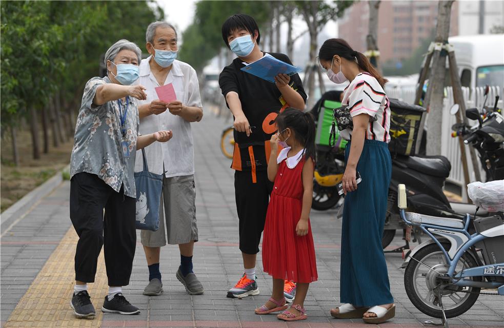 经济日报|直击：降级为中风险地区核酸检测点首日