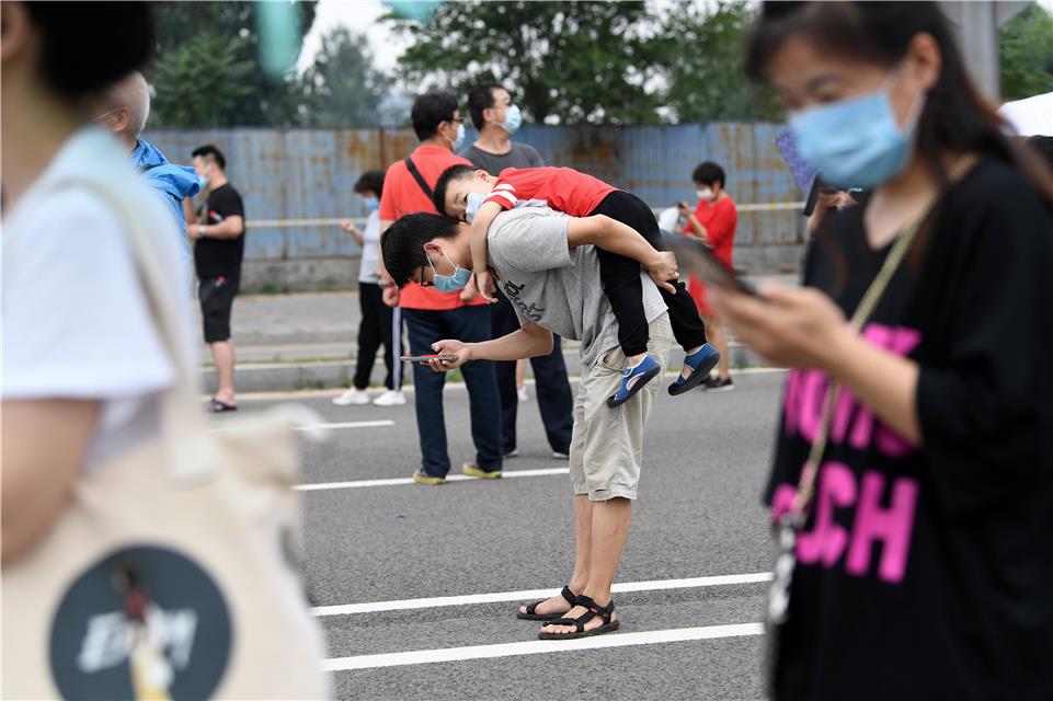 经济日报|直击：降级为中风险地区核酸检测点首日
