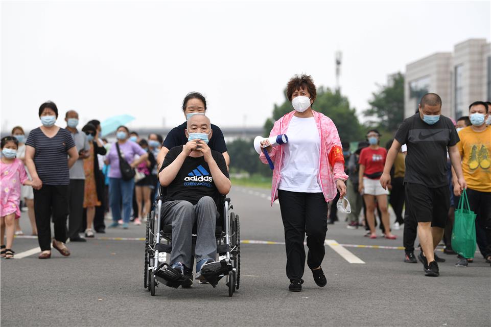 经济日报|直击：降级为中风险地区核酸检测点首日