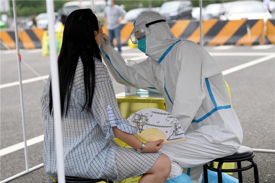 经济日报|直击：降级为中风险地区核酸检测点首日