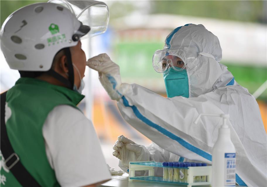 经济日报|直击：降级为中风险地区核酸检测点首日