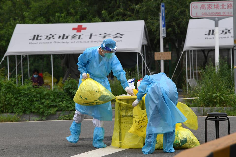 经济日报|直击：降级为中风险地区核酸检测点首日