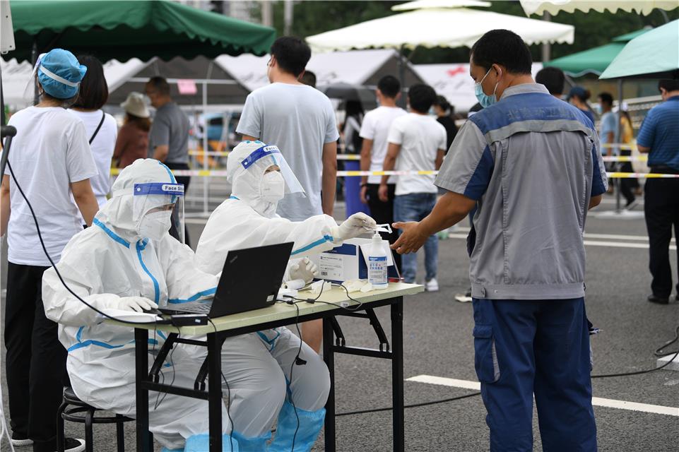 经济日报|直击：降级为中风险地区核酸检测点首日