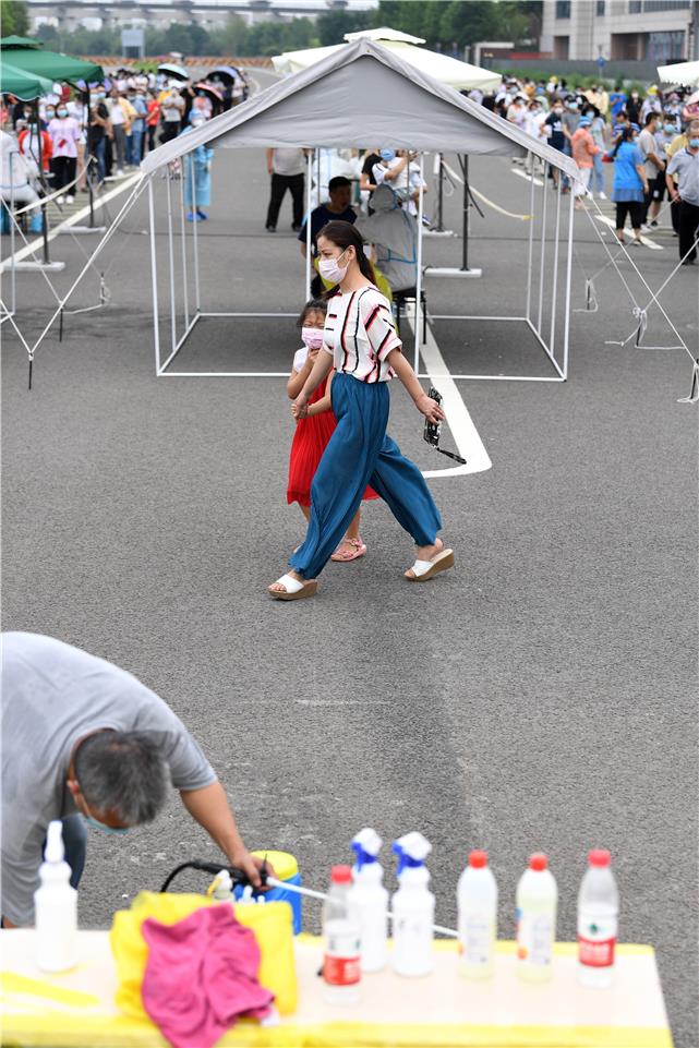 经济日报|直击：降级为中风险地区核酸检测点首日