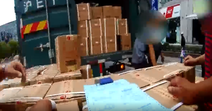 茅台酒|1000多箱茅台翻车,司机崩溃:赔不起啊