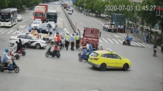 茅台酒|1000多箱茅台翻车,司机崩溃:赔不起啊