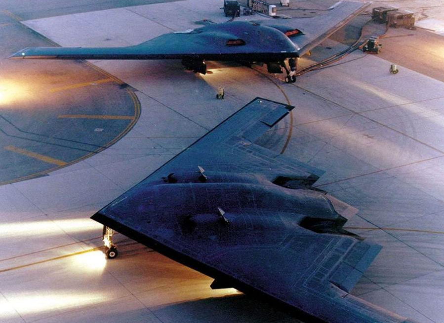 美国空军|B-21即将来袭,中国该如何应对?多造轰-20,还是对歼-20进行改装