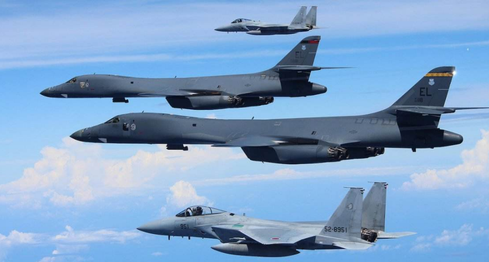 美国空军|B-21即将来袭,中国该如何应对?多造轰-20,还是对歼-20进行改装