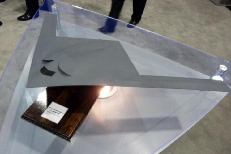 美国空军|B-21即将来袭,中国该如何应对?多造轰-20,还是对歼-20进行改装