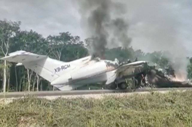 环球时报|运毒飞机在墨西哥高速公路降落起火，警方查获价值500万美元毒品