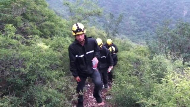 野长城|四人爬箭扣野长城被困 消防员用身体搭桥连夜救援