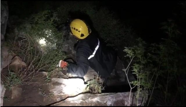 野长城|四人爬箭扣野长城被困 消防员用身体搭桥连夜救援
