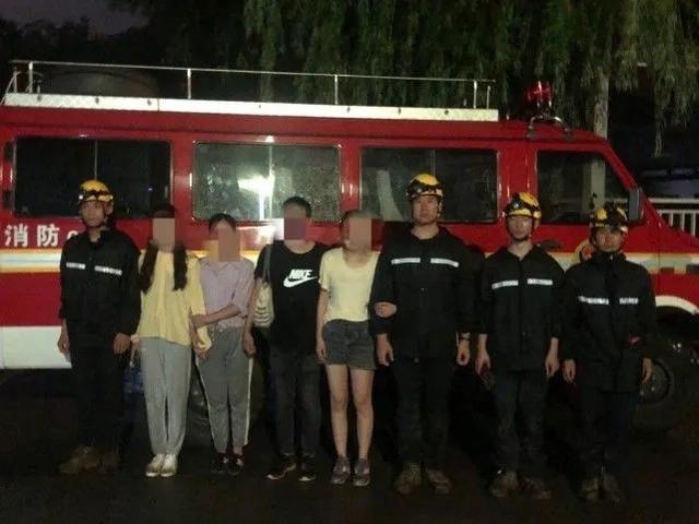 野长城|四人爬箭扣野长城被困 消防员用身体搭桥连夜救援