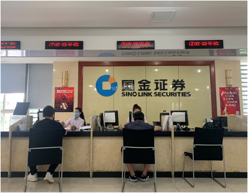 券商|红星资本局丨探访券商营业部：线下“冷”线上APP挤爆，系统崩溃，90后是投资者新主力